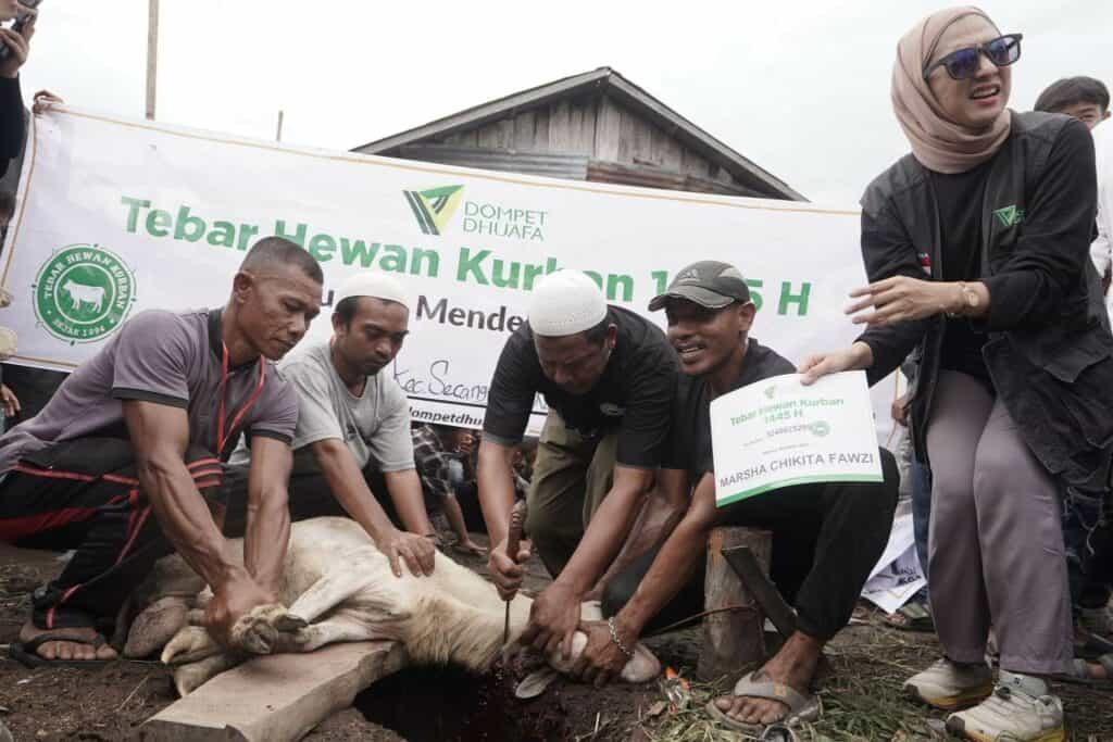 Chiki Fawzi menyaksikan sendiri hewan kurban miliknya dipotong dan dibagikan kepada warga Desaq Jaring Halus.