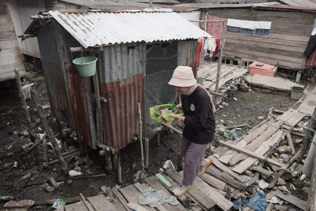 Chiki Fawzi ikut langsung mengantarkan daging kurban ke rumah-rumah warga Desa Jaring Halus.