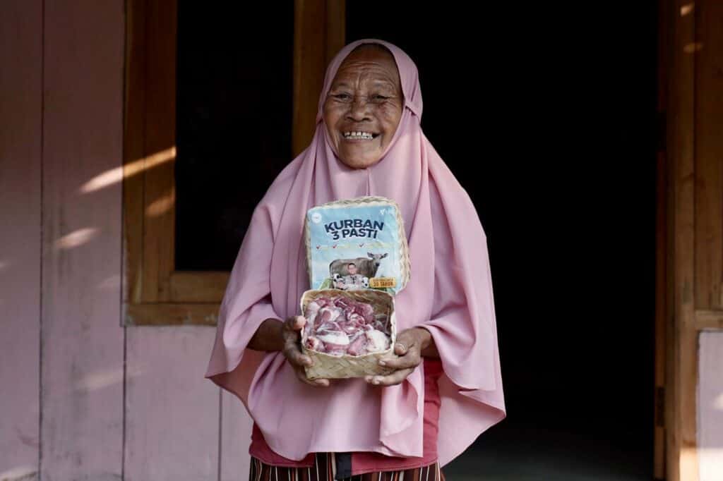 Senyum bahagia Mbah Mariyam saat menerima penyaluran daging kurban di Dukuh Kedung Udal, Desa Padas.
