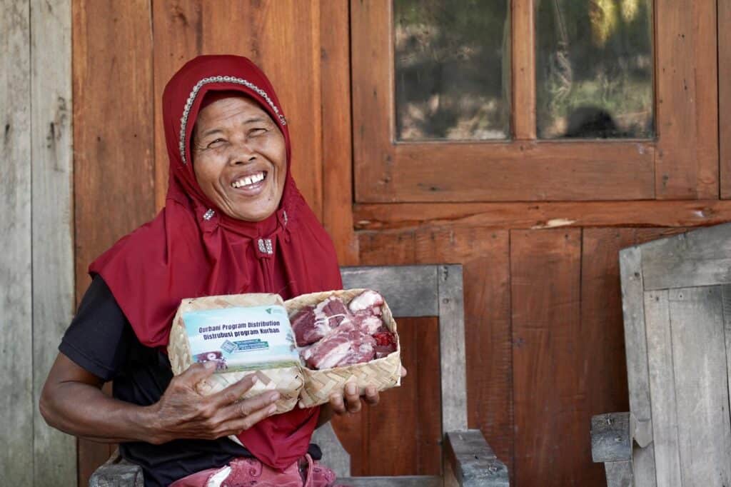 Senyum bahagia Bu Lawiyam saat menerima penyaluran daging kurban di Dukuh Kedung Udal, Desa Padas.