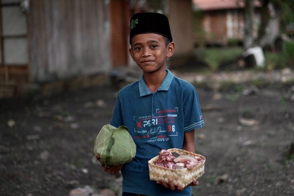 Semburat senyum salah seorang anak murid pengajian Ustaz Nur Chilos di Dukuh Kedung Udal jadi cambuk semangat tim THK Dompet Dhuafa saat melakukan penyaluran daging kurban.