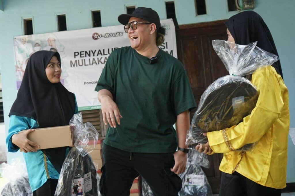 Anton bercengkrama dengan anak-anak yatim dari Pondok Pesantren Arrahmaniyah pada Kamis (13/06/2024).