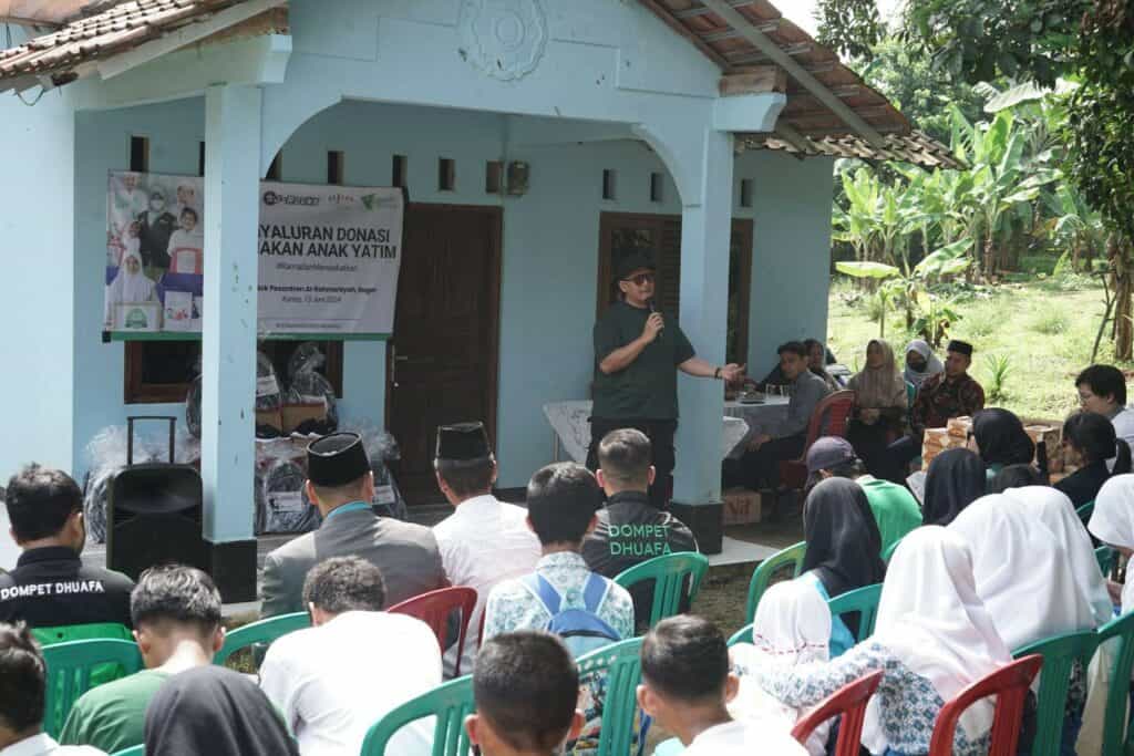 Acara penyaluran Kado untuk Yatim berlangsung secara khidmat di Tajurhalang, Bogor, Jawa Barat.