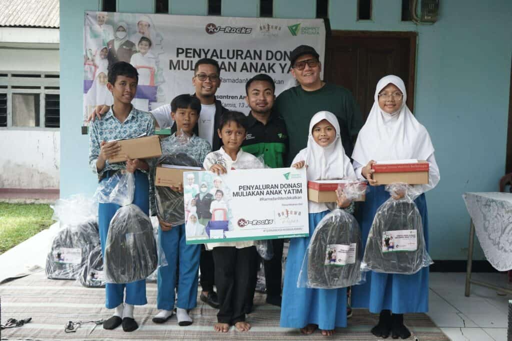 Simbolisasi penyaluran Kado untuk Yatim berupa School Kit dari Dompet Dhuafa, J-Rocks dan Kopi Bajawa Flores pada Kamis (13/06/2024).