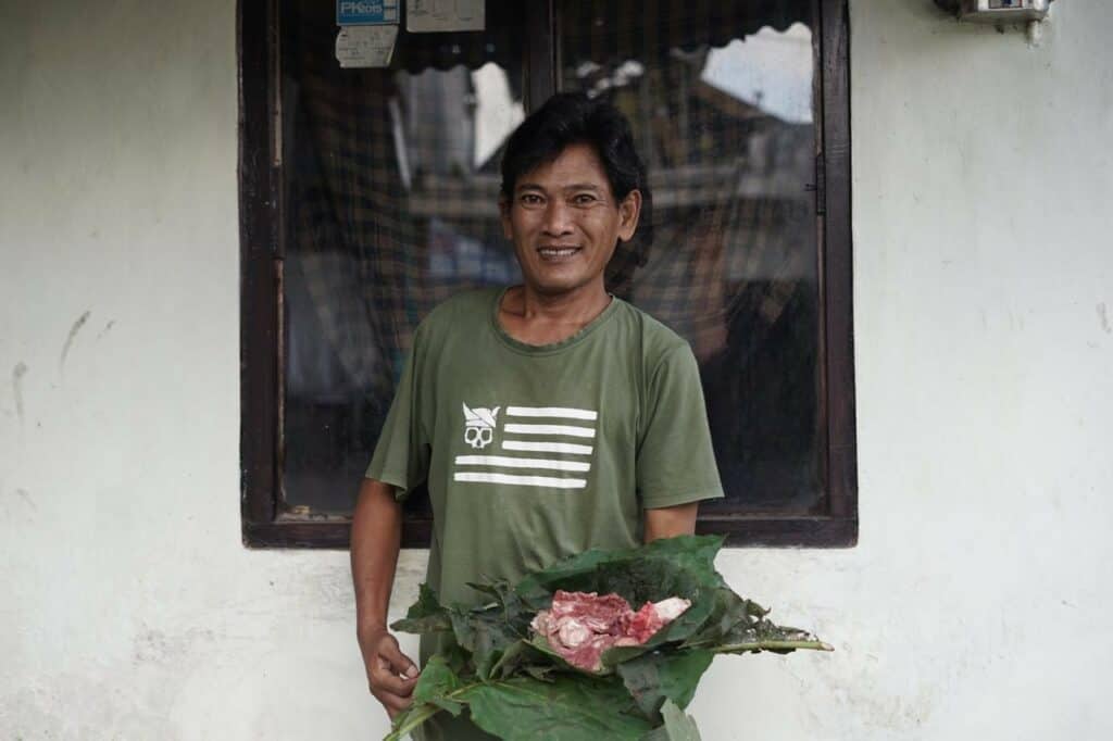 Darmiko (50) mengaku terharu saat menerima daging kurban Dompet Dhuafa. Sudah dua tahun ini ia menderita stroke dan tinggal sendiri. Tak bekerja, ia menggantungkan kehidupan sehari-harinya kepada tetangga sekitar. 