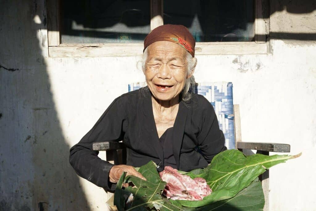 Mbah Suwarni (71) tersenyum sumringah menerima daging kurban Dompet Dhuafa.