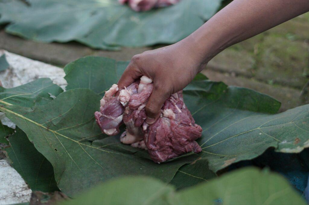 Pembagian hewan kurban dengan daun jati merupakan kebiasaan masyarakat setempat dari tahun ke tahun.