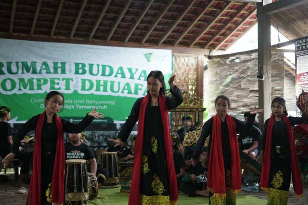 Tarian Gandrung Gending Grajagan banyuwangi, menjadi salah satu tarian yang berasal dari kebudayaan Osing.