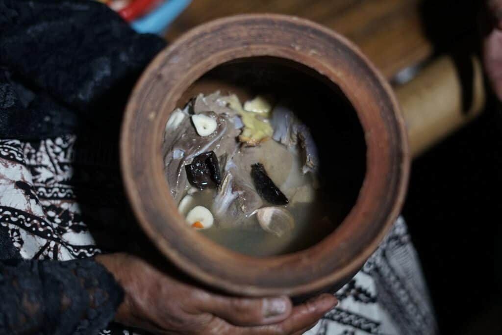 Setelah menerima daging kurban pada Rabu (19/06/2024), Andiyah (50) langsung meracik bahan untuk fermentasi daging dan dimasukkan ke dalam gerabah. 