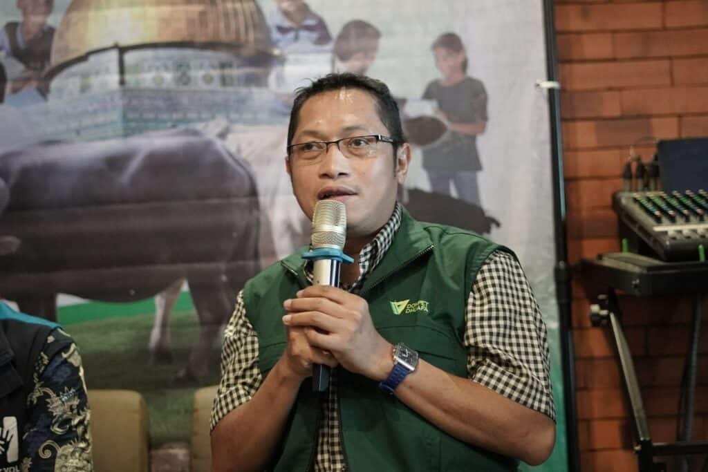 Bobby Manullang menjelaskan Program Tebar Hewan Kurban memiliki moto 3 Pasti dalam Press Briefing.