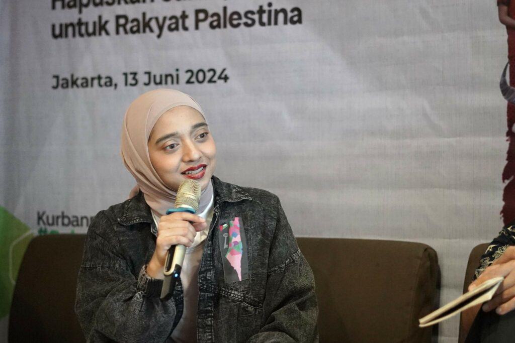 Chiki Fawzi (musisi) menyuarakan hak kemerdekaan masyarakat Palestina.