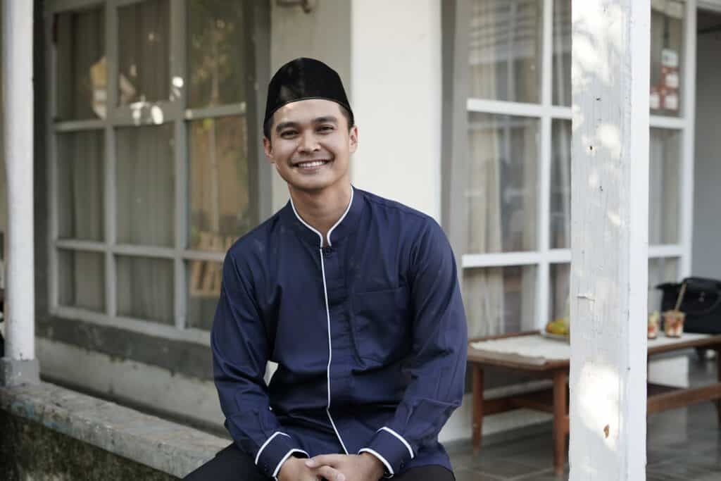 Aiman di depan rumah sang nenek yang dulu membesarkannya di daerah Garut, Jawa Barat.