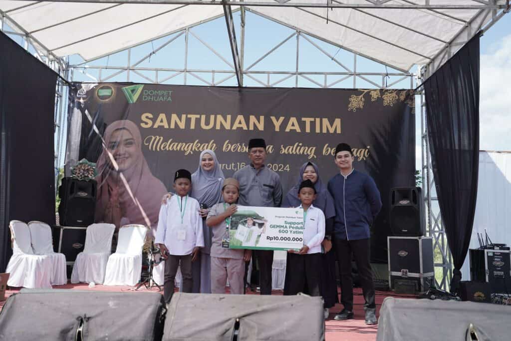 Simbolisasi penyerahan santunan kepada anak-anak yatim dari para donatur Dompet Dhuafa pada hari lebarannya anak yatim, yaitu 10 Muharram 1446, pada Selasa (16/07/2024). 