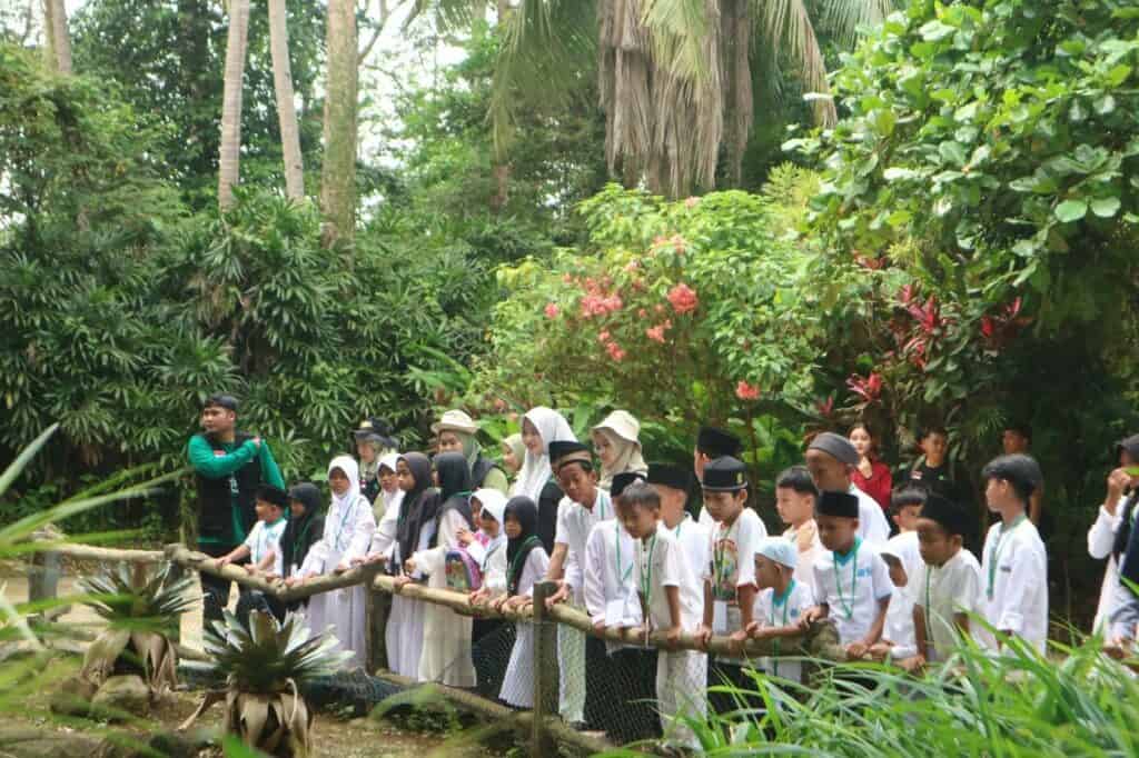 Dompet Dhuafa Lampung bersama Darul Fattah Peduli mengajak eduwisata 30 anak-anak yatim ke taman satwa Lembah Hijau, Minggu (21/07/2024).