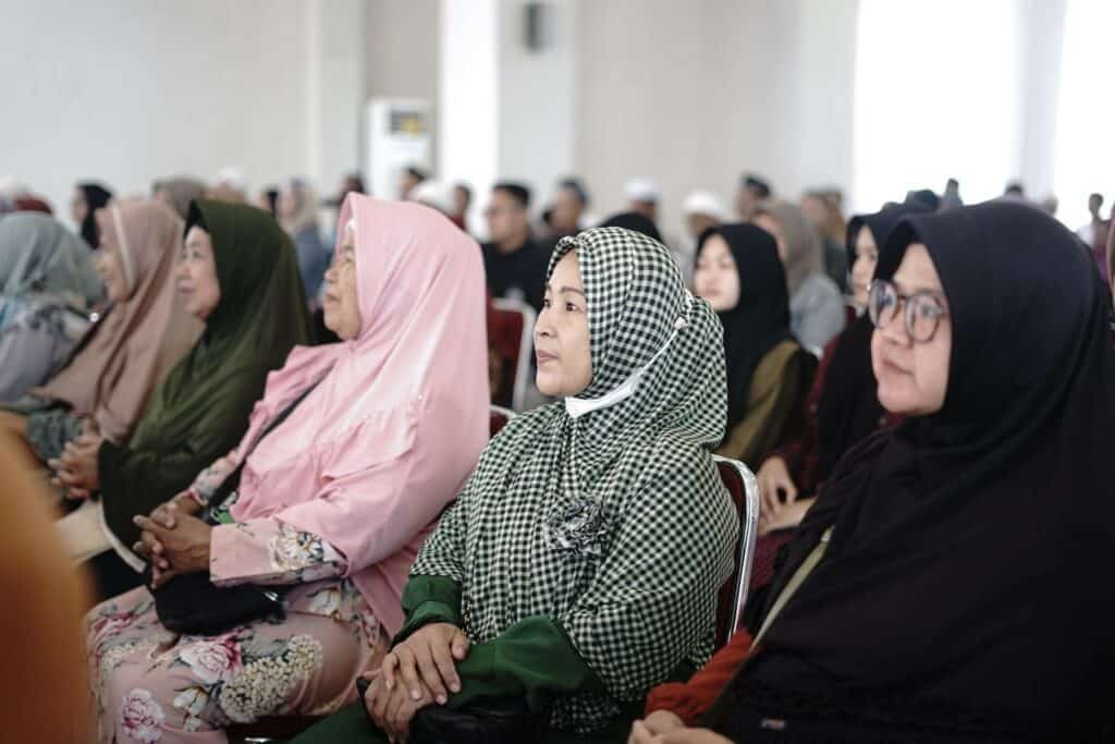 Para penerima manfaat program “2 Tahun Padang Payakumbuah Berbagi Kebahagiaan” pada Jumat, (12/7/2024) di Aula Al Madinah, Zona Madinah, Bogor.