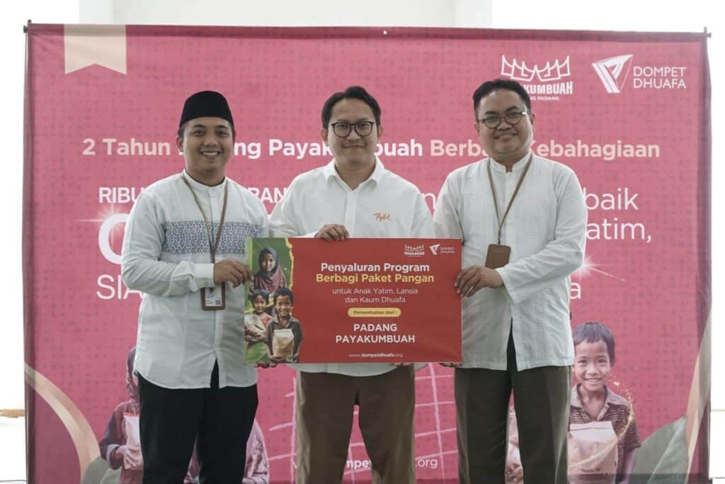 Simboliasi Penyaluran Program Berbagi Paket Pangan Padang Payakumbuah Kepada Dompet Dhuafa.