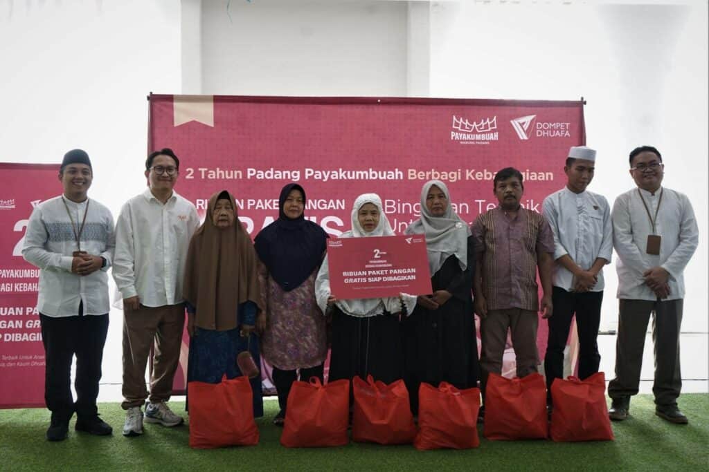 Simbolisasi penyaluran paket sembako kepada perwakilan penerima manfaat yang terdiri dari anak yatim, lansia, dan dhuafa.