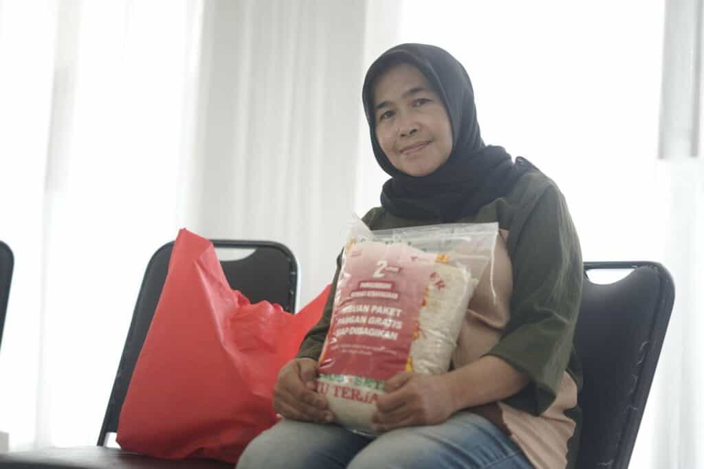 Indah (47), mengaku akan menggunakan bantuan sembako dari Warung Padang Payakumbuah untuk menunjang logistik warung makannya.