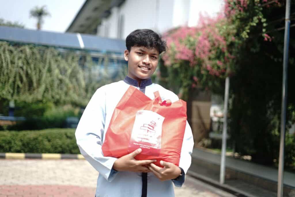 Siswa Smart Ekselensia Indonesia turut menerima paket sembako.