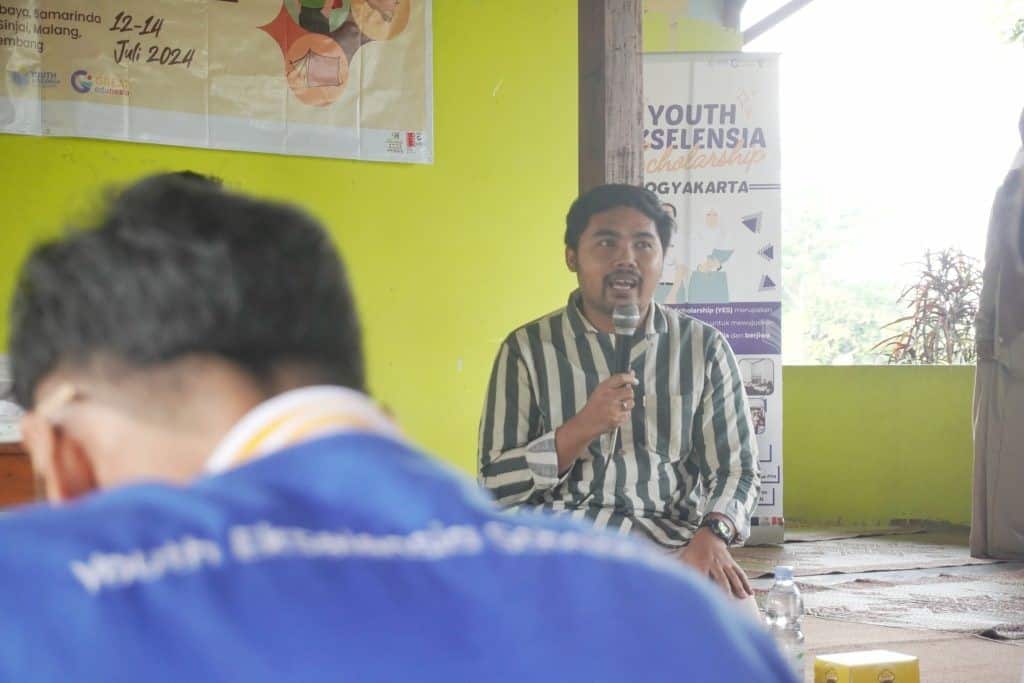 Anggi Dwi Satrio selaku Brand Excutive Supervisor PT Agrinesia Raya memaparkan materi kemandirian dan berdaya kepada para penerima manfaat Beasiswa YES dalam "Ekselensia Leadership Camp" di Jaga Garong, Kaliurang, Yogyakarta.