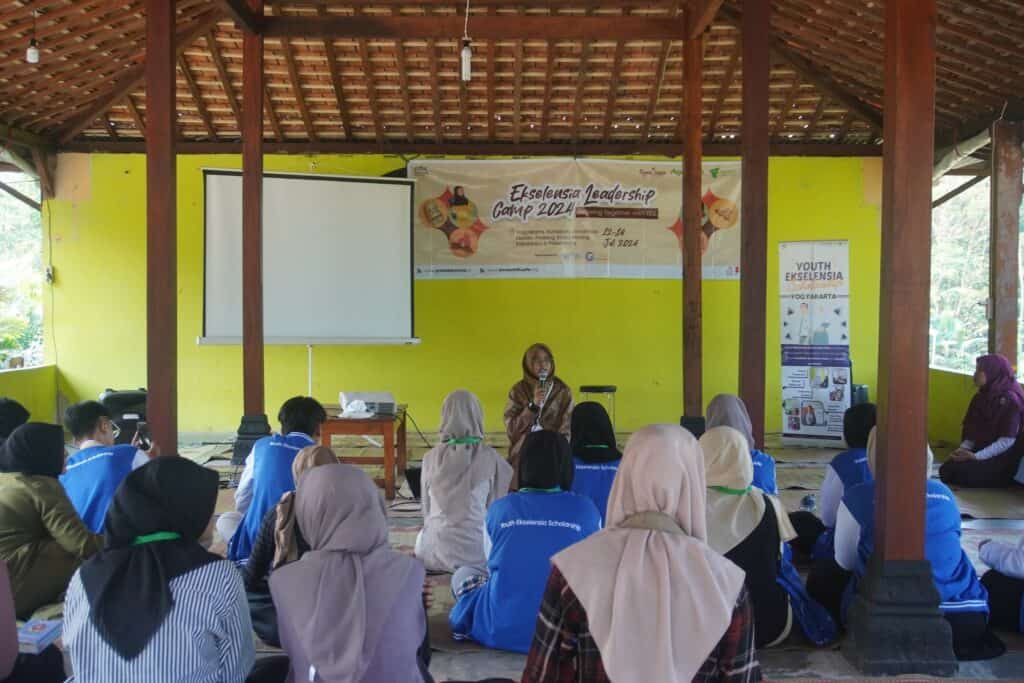 Bimbingan penerima manfaat Beasiswa YES oleh mentor Dompet Dhuafa Yogyakarta dalam "Ekselensia Leadership Camp" di Jaga Garong, Kaliurang, Yogyakarta.