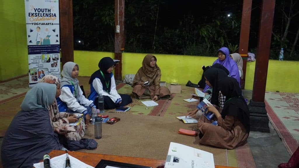 Para penerima manfaat Beasiswa YES setoran hafalan surah Al-Quran kepada para mentor "Ekselensia Leadership Camp" di Jaga Garong, Kaliurang, Yogyakarta.