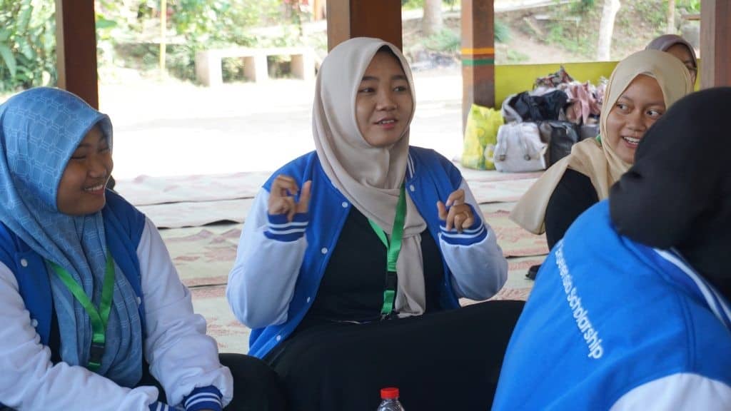 Sesi tanya jawab "Ekselensia Leadership Camp". Salah satu penerima manfaat, Mei Indrawati (tengah), kepada pemateri terkait motivasi kemandirian.