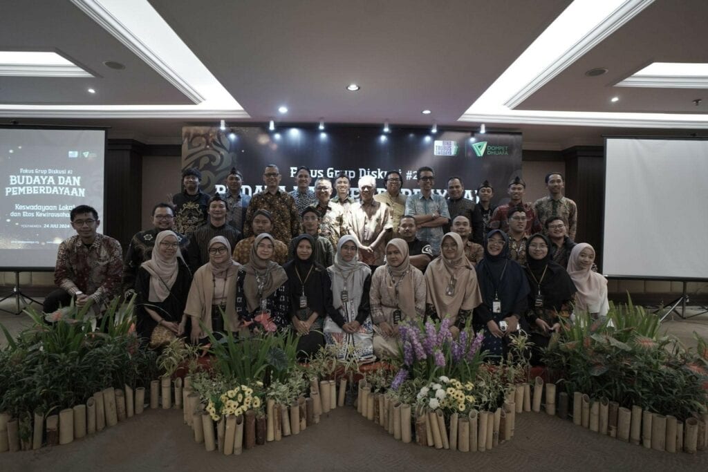 Foto bersama partisipan Fokus Grup Diskusi (FGD) Budaya dan Pemberdayaan di Grand Hotel Yogyakarta pada Rabu (24/7/2024).