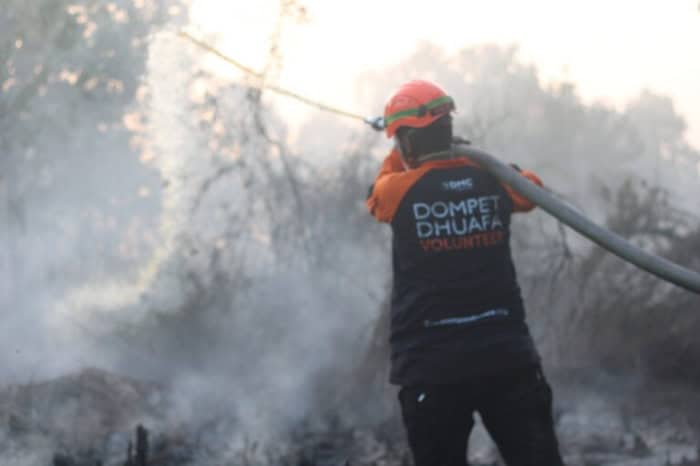 Tim Dompet Dhuafa bantu percepatan pemadaman kebakaran hutan dan lahan di Desa Arang Limbung, Kecamatan Sungai Raya, Kabupaten Kubu Raya, Jumat (26/07/2024).