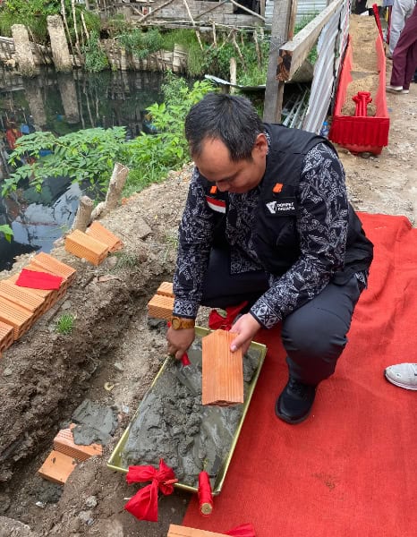 Corporate Secretary Dompet Dhuafa, Dian Mulyadi, turut melakukan peletakan batu pertama dalam pembangunan Masjid Salamad Indonesia di Long Xuyen, Vietnam.