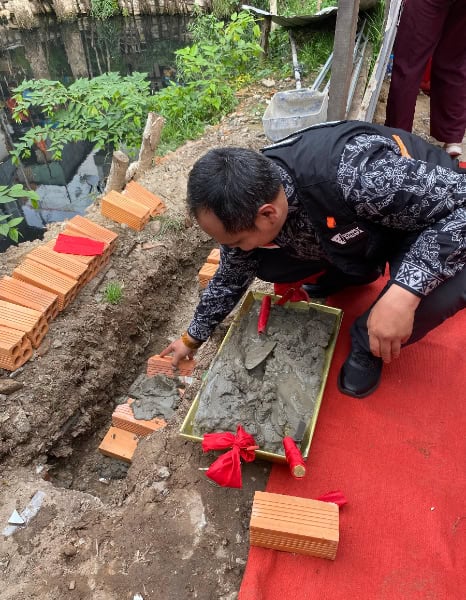 Corporate Secretary Dompet Dhuafa, Dian Mulyadi, turut melakukan peletakan batu pertama dalam pembangunan Masjid Salamad Indonesia di Long Xuyen, Vietnam.