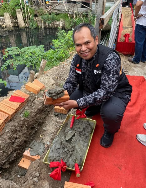 Corporate Secretary Dompet Dhuafa, Dian Mulyadi, turut melakukan peletakan batu pertama dalam pembangunan Masjid Salamad Indonesia di Long Xuyen, Vietnam.