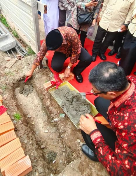 Menko PMK RI, Prof. Muhadjir Effendy meletakkan batu pertama dalam pembangunan Masjid Salamad Indonesia di Long Xuyen, Vietnam.