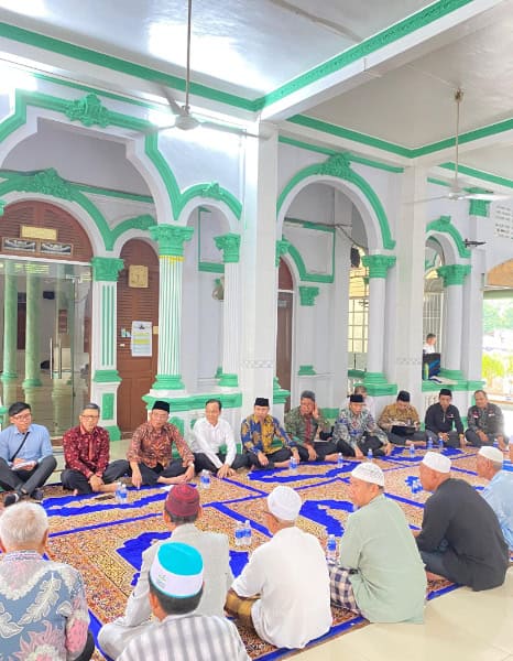 Rombongan Menko PMK RI bersama lembaga-lembaga filantropi Islam Indonesia, salah satunya Dompet Dhuafa, di Kota Champa, Vietnam.