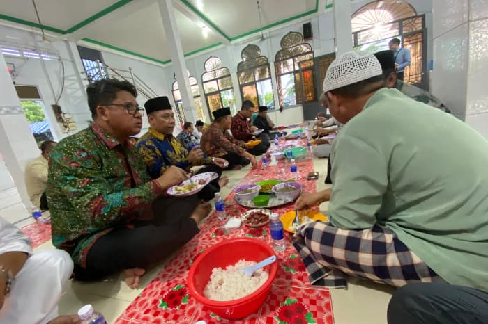 Rombongan Menko PMK RI menyantap makan siang bersama warga muslim Champa, Vietnam.