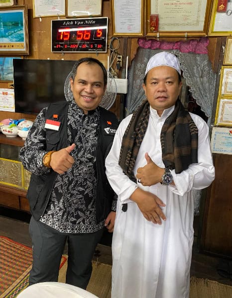 Corporate Secretary Dompet Dhuafa, Dian Mulyadi bersama Imam Besar Masjid Champa, H. Usman.