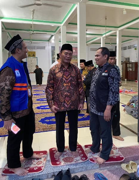 Perwakilan Dompet Dhuafa Dian Mulyadi (kanan), Menko PMK RI Prof. Muhadjir Effendy (tengah), berbincang dalam kunjungan Kunjungan Muslim Champa, Vietnam.