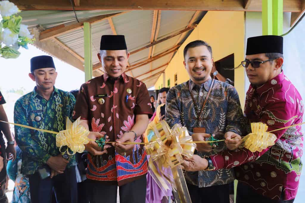 Pimpinan Cabang Dompet Dhuafa Riau, Hendi Maradika (kedua kanan), bersama jajaran pemerintahan setempat, dalam simbolis gunting pita peresmian bangunan baru MIS Nurul Huda Desa Pulau Palas, Kecamatan Tembilahan Hulu, Kabupaten Indragiri Hilir, Kamis (18/07/2024).