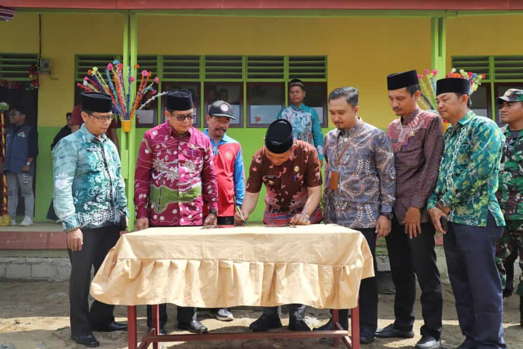 Simbolis peresmian bangunan baru MIS Nurul Huda di Desa Palas ditandai dengan penandatangan prasasti oleh PJ. Bupati, Kamis (18/07/2024).