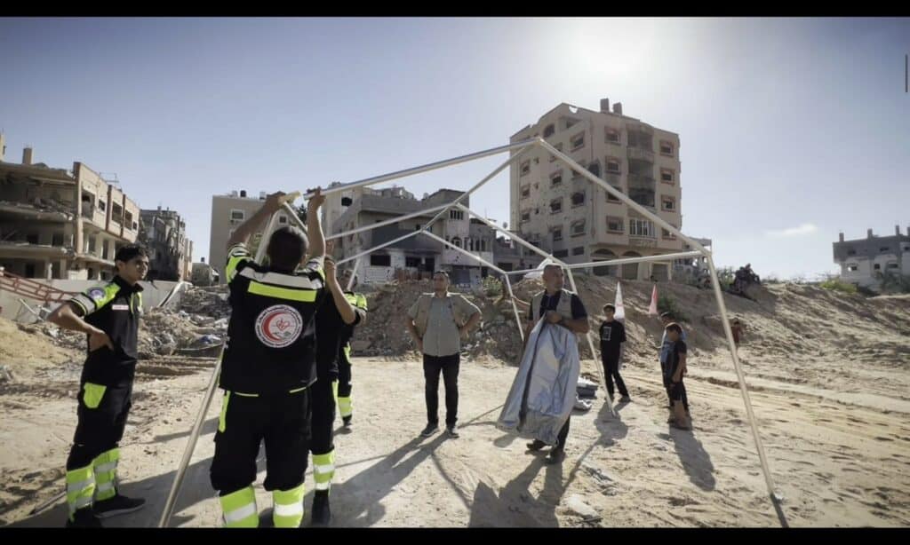 Proses pendirian Medical Point oleh Dompet Dhuafa untuk pelayanan terhadap warga Gaza Utara.