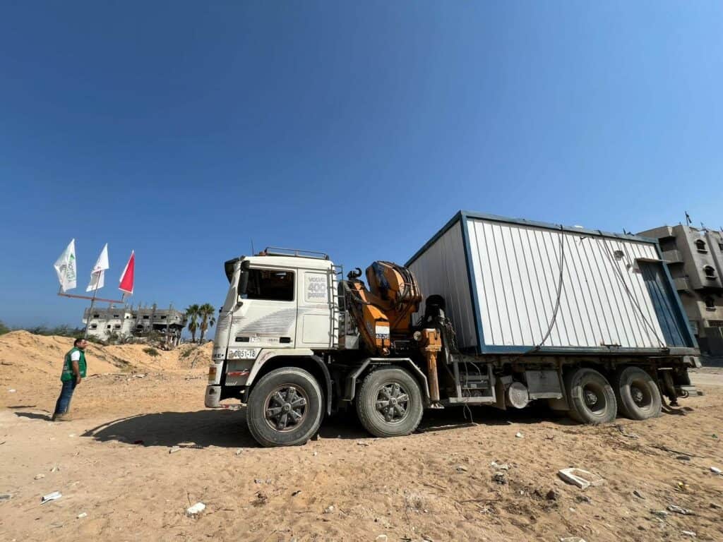 Proses pendirian Medical Point oleh Dompet Dhuafa untuk pelayanan terhadap warga Gaza Utara.