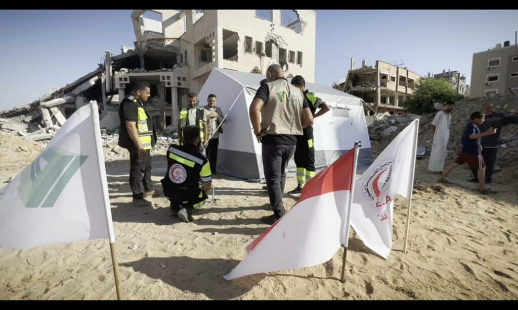 Proses pendirian Medical Point oleh Dompet Dhuafa untuk pelayanan terhadap warga Gaza Utara.