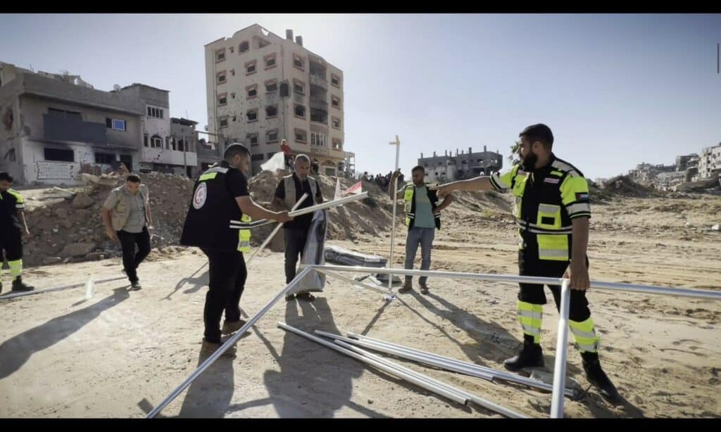 Proses pendirian Medical Point oleh Dompet Dhuafa untuk pelayanan terhadap warga Gaza Utara.