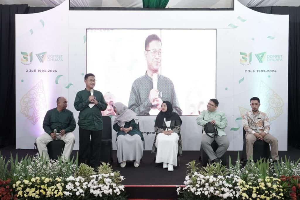 Pemaparan tentang filantropreneur oleh (dari kiri ke kanan) Asep Hendriana selaku Ketua Mitra Pengelola Program Pendidikan Dompet Dhuafa, Abdul Khalim selaku Direktur Sekolah SMART Cibinong, Cici Kurniasih selaku Direktur Al Syukro Universal, Lily Zulaeha selaku Direktur Institut Kermandirian, Abdurrahman Usman Direktur Kampus Bisnis Umar Usman, dan Mokhlas Pidono selaku Pimpinan Cabang Dompet Dhuafa Banten.