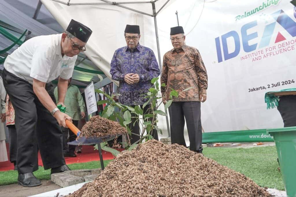 Penanaman pohon kebaikan oleh Parni Hadi diikuti segenap jajaran lainnya.