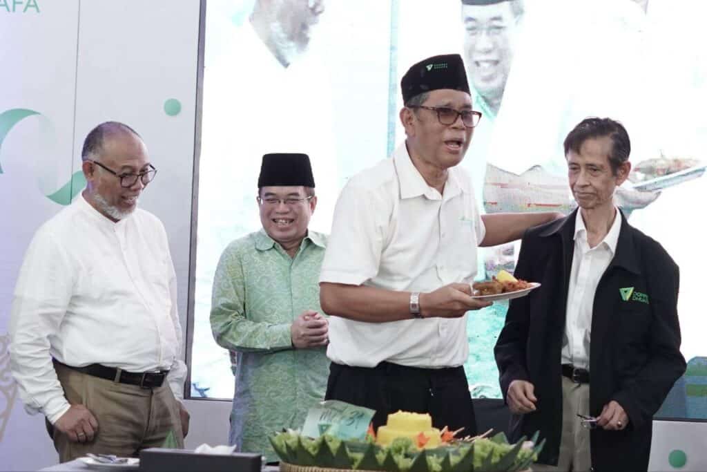 Sesi potong tumpeng sebagai wujud syukur atas usia ke 31 Dompet Dhuafa.