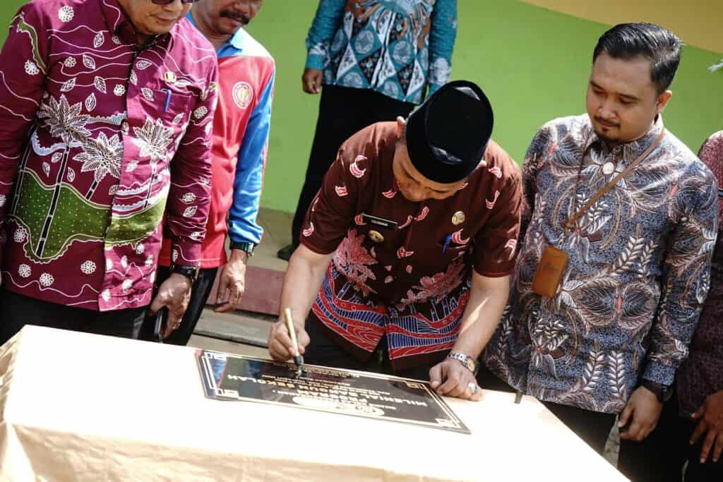 Simbolis peresmian bangunan baru MIS Nurul Huda di Desa Palas ditandai dengan penandatangan prasasti oleh PJ. Bupati, Kamis (18/07/2024).