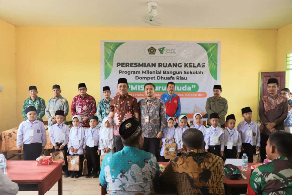 Pimpinan Cabang Dompet Dhuafa Riau, Hendi Maradika (tengah-kanan), bersama jajaran pemerintahan setempat, dalam peresmian bangunan baru MIS Nurul Huda Desa Pulau Palas, Kecamatan Tembilahan Hulu, Kabupaten Indragiri Hilir, Kamis (18/07/2024).