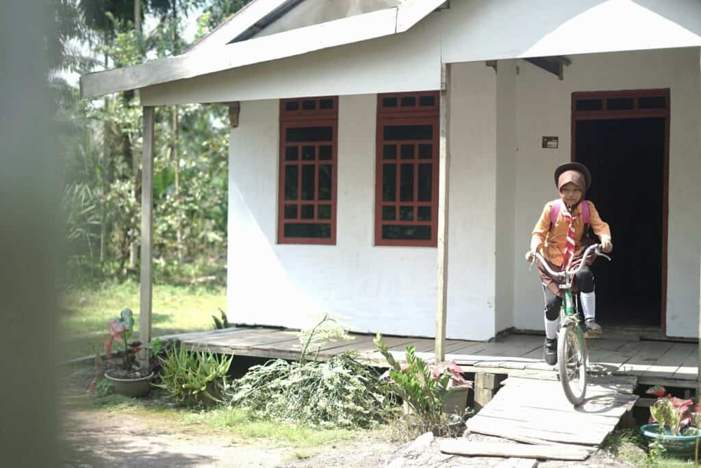 Potret perjuangan Hafni, siswi MIS Nurul Huda berangkat sekolah menggunakan sepeda di wilayah Desa Pulau Palas, Kecamatan Tembilahan Hulu, Kabupaten Indragiri Hilir.