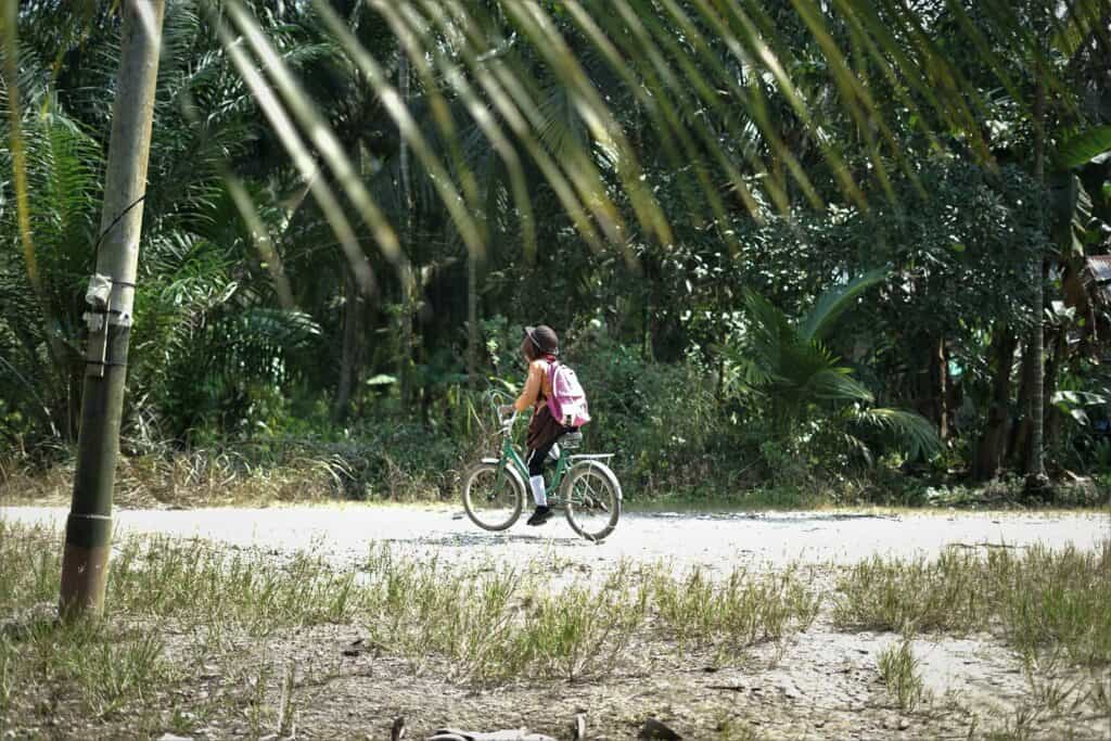 Potret perjuangan Hafni, siswi MIS Nurul Huda berangkat sekolah menggunakan sepeda di wilayah Desa Pulau Palas, Kecamatan Tembilahan Hulu, Kabupaten Indragiri Hilir.